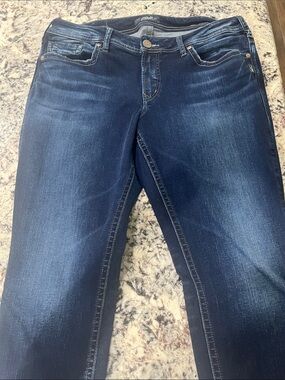 SUKI- 18/31. Silver Brand. Classic Women's Dark Blue Stretch Jeans